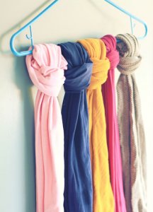 como organizar lenços no guarda-roupa