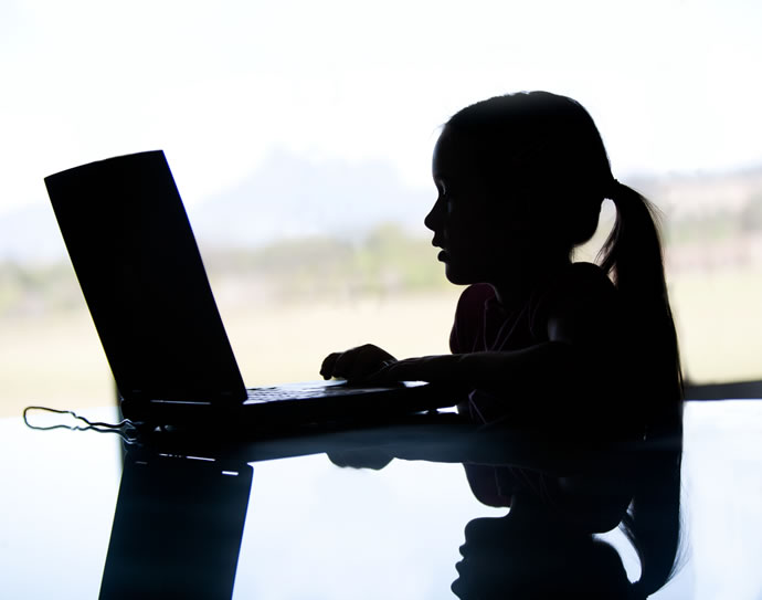 riscos da internet Segurança na Internet para crianças redes sociais perigos da internet perigo das redes sociais riscos pedofilia facebook balas chcolate
