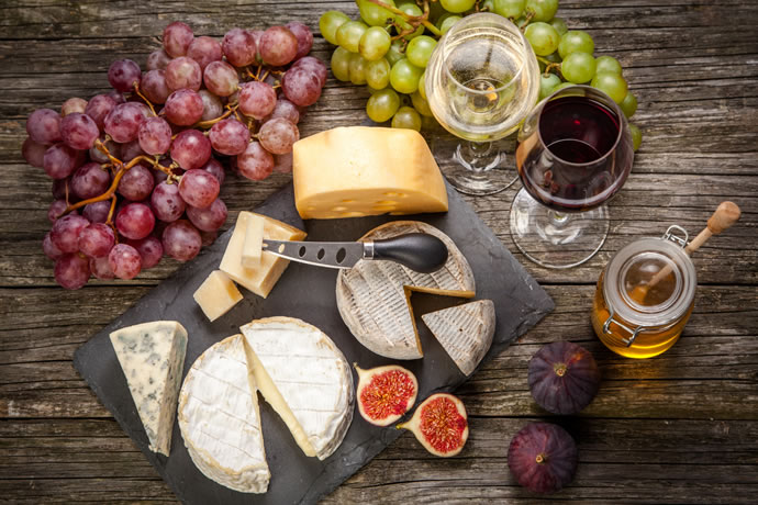 queijos e vinhos noite de queijos e vinhos harmonizacao faca de queijo como cortar o queijo decoração tipos de queijo 