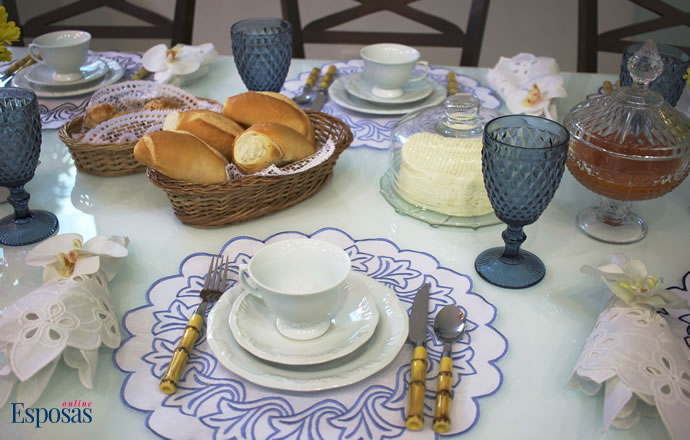 decoração mesa posta linho azul branco
